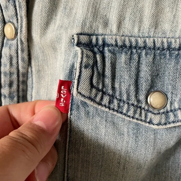 Levi’s denim shirt. Size small . Condition 10:10 - Picture 3 of 6